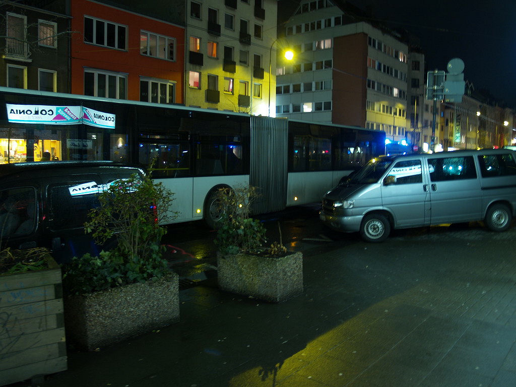 Person von Bus angefahren Koeln Aachenerstr P4.JPG